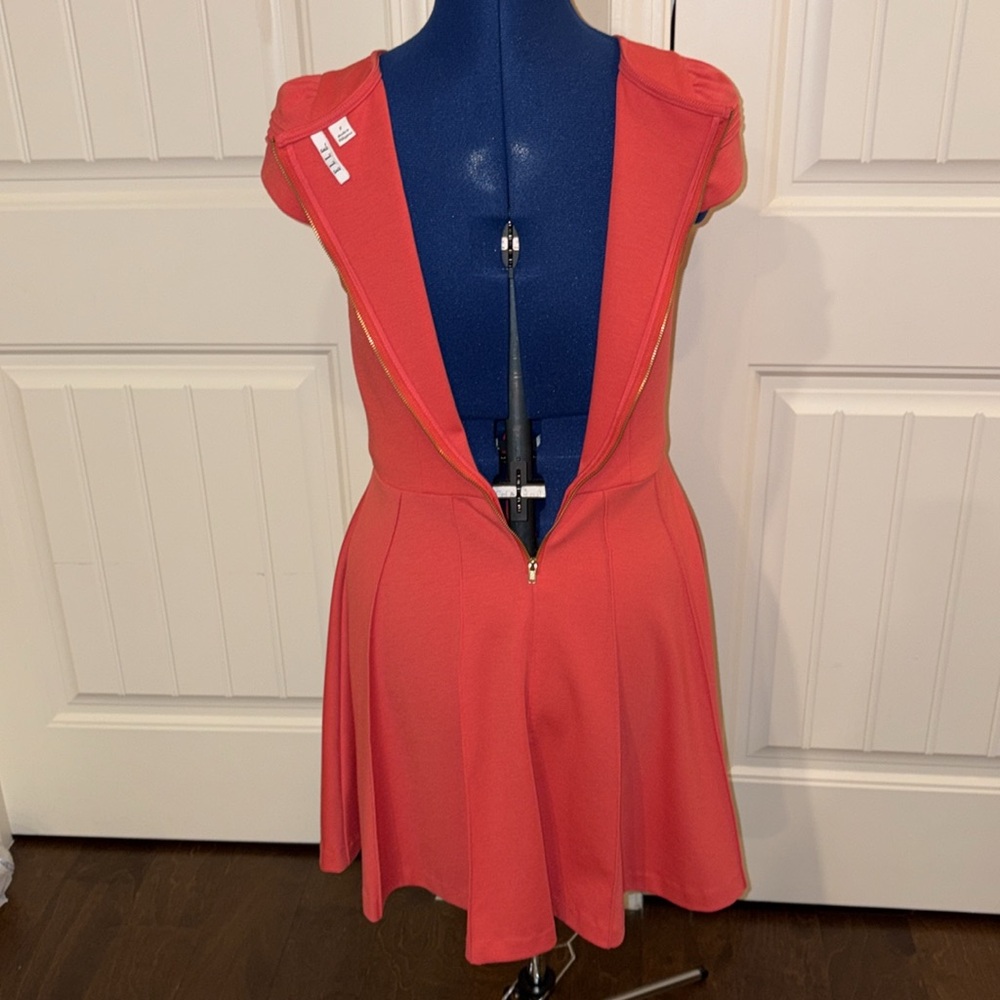Dress size 2 NWOT 

Elle
